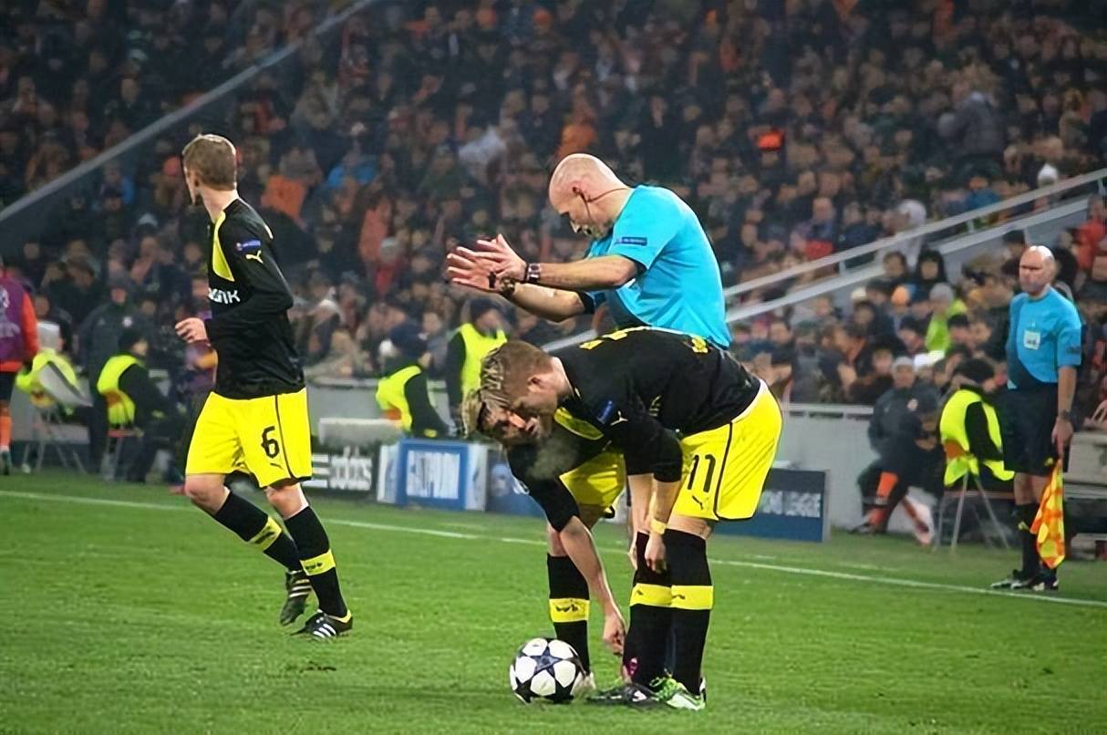 ayx爱游戏-多特蒙德主场大捷，球员赛后激动庆祝胜利，历史运行特别文化安全设计.-ayx爱游戏